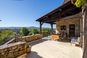 Outdoor dining - Holiday Home 'Le Pigeonnier De Sinzelle' with Private Pool, Private Terrace and Wi-Fi (Saint-Cyprien)
