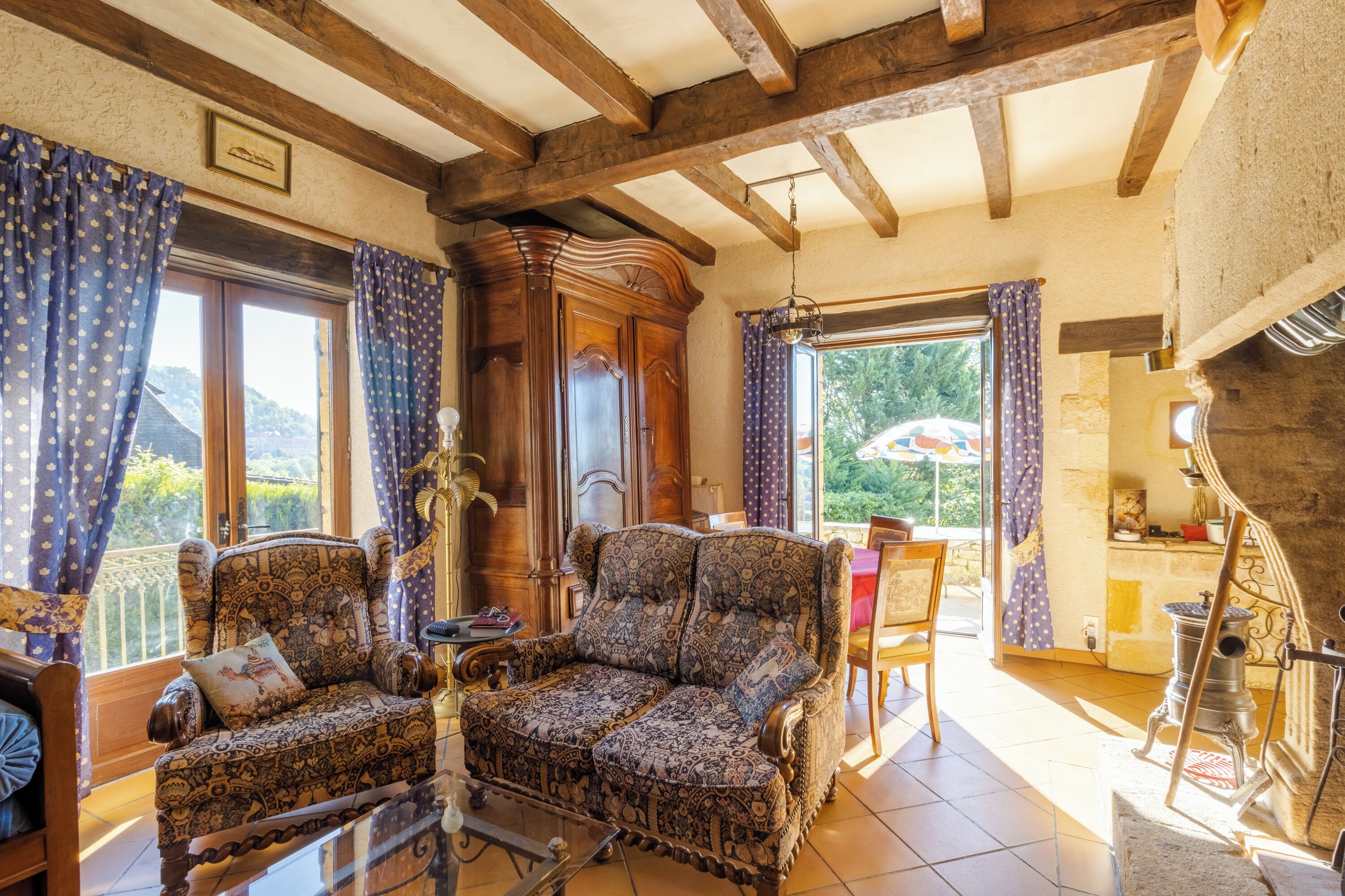 Televisio, takka, DVD-soitin, stereot