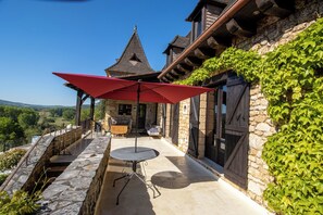 Outdoor dining - Holiday Home 'Le Pigeonnier De Sinzelle' with Private Pool, Private Terrace and Wi-Fi (Saint-Cyprien)