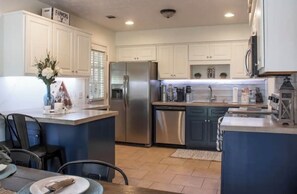 Jääkaappi, mikroaaltouuni, uuni, liesi