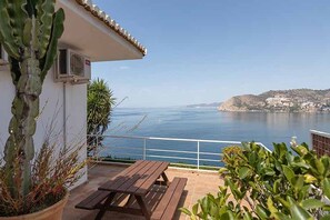 Outdoor dining - Holiday Home 'Casa Villa Lumar' with Sea View, Private Pool and Wi-Fi (Almuñécar)