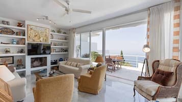 Televisión y chimenea