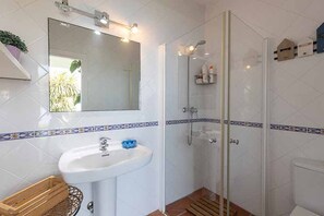 Shower, towels - Holiday Home 'Casa Villa Lumar' with Sea View, Private Pool and Wi-Fi (Almuñécar)