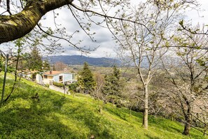 Property grounds - 'Fiordaliso' Room Apartment with Mountain View, Shared Terrace and Wi-Fi (Montevecchia)