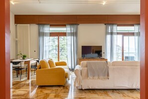 TV, fireplace - 'Fiordaliso' Room Apartment with Mountain View, Shared Terrace and Wi-Fi (Montevecchia)