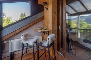 Outdoor dining - Apartment 'Ancienne Fruitière - Immoclean' with Mountain View, Private Terrace and Wi-Fi (Samoëns)