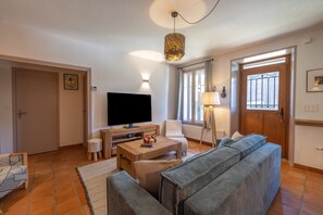 TV - Apartment 'Ancienne Fruitière - Immoclean' with Mountain View, Private Terrace and Wi-Fi (Samoëns)