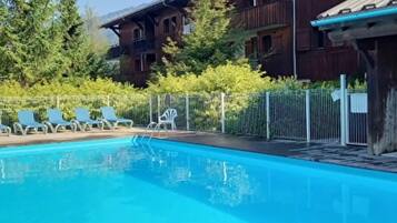 Een binnenzwembad en een verwarmd zwembad