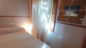 1 bedroom, bed sheets