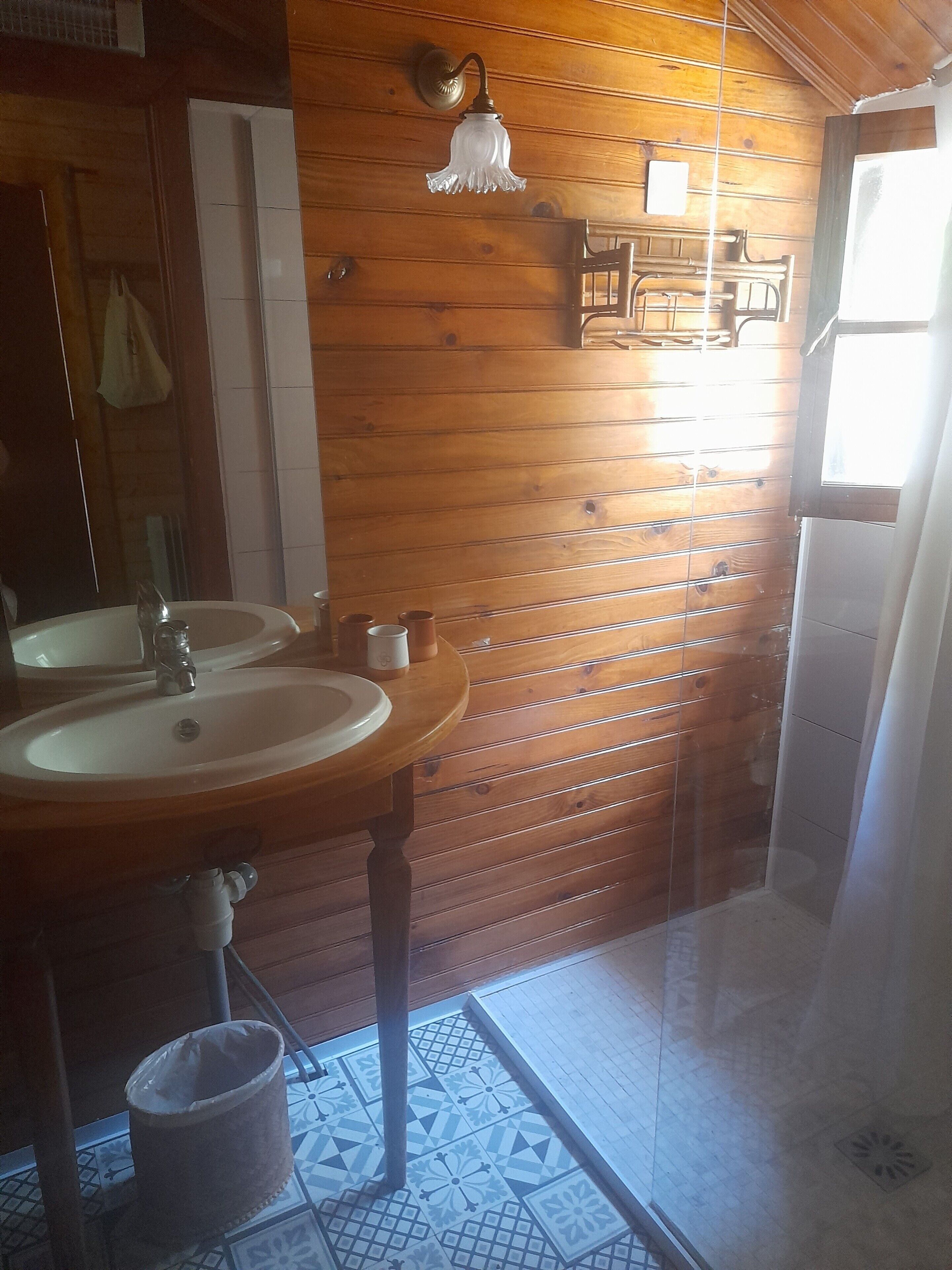 Douche, serviettes fournies