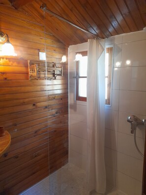 Shower, towels - Chalet 'Dominique' with Mountain View, Private Terrace and Private Garden (Azzana)