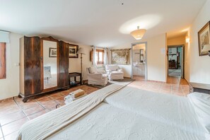 6 bedrooms, free WiFi, bed sheets - Holiday Home 'Laguna Herrera' with Private Pool, Private Garden and Wi-Fi (Campo de Cuéllar)