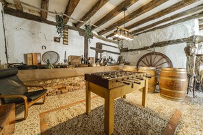 Game room - Holiday Home 'Laguna Herrera' with Private Pool, Private Garden and Wi-Fi (Campo de Cuéllar)