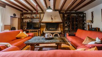 Televisión, chimenea, reproductor de DVD y estéreo