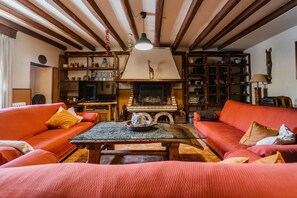 TV, caminetto, lettore DVD, impianto stereo