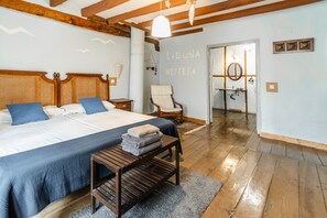 6 bedrooms, free WiFi, bed sheets