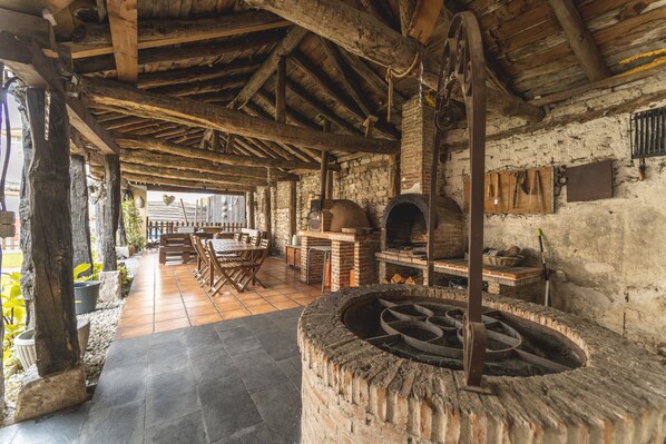 Outdoor dining - Holiday Home 'Laguna Herrera' with Private Pool, Private Garden and Wi-Fi (Campo de Cuéllar)