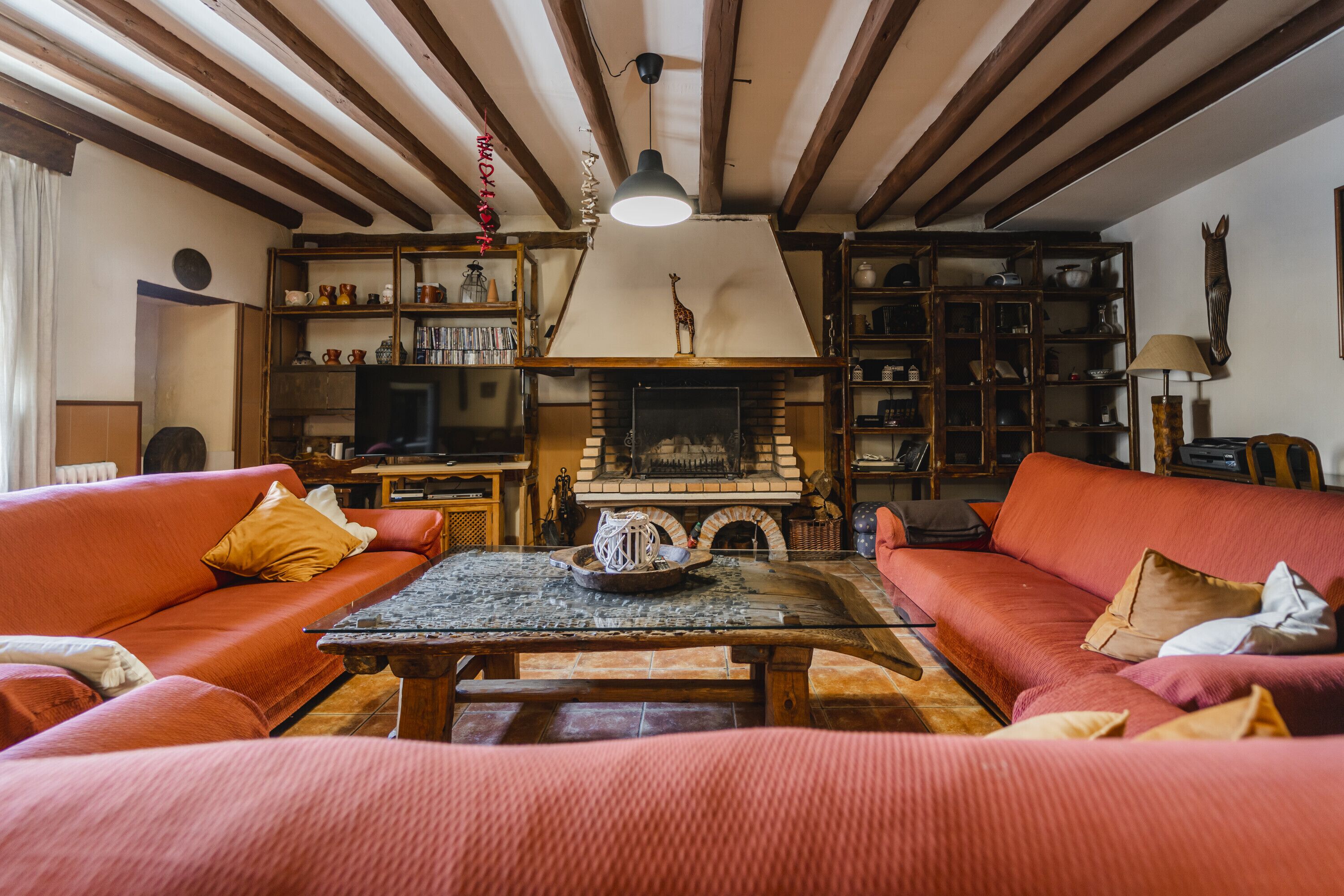 Una televisión, una chimenea, un reproductor de DVD