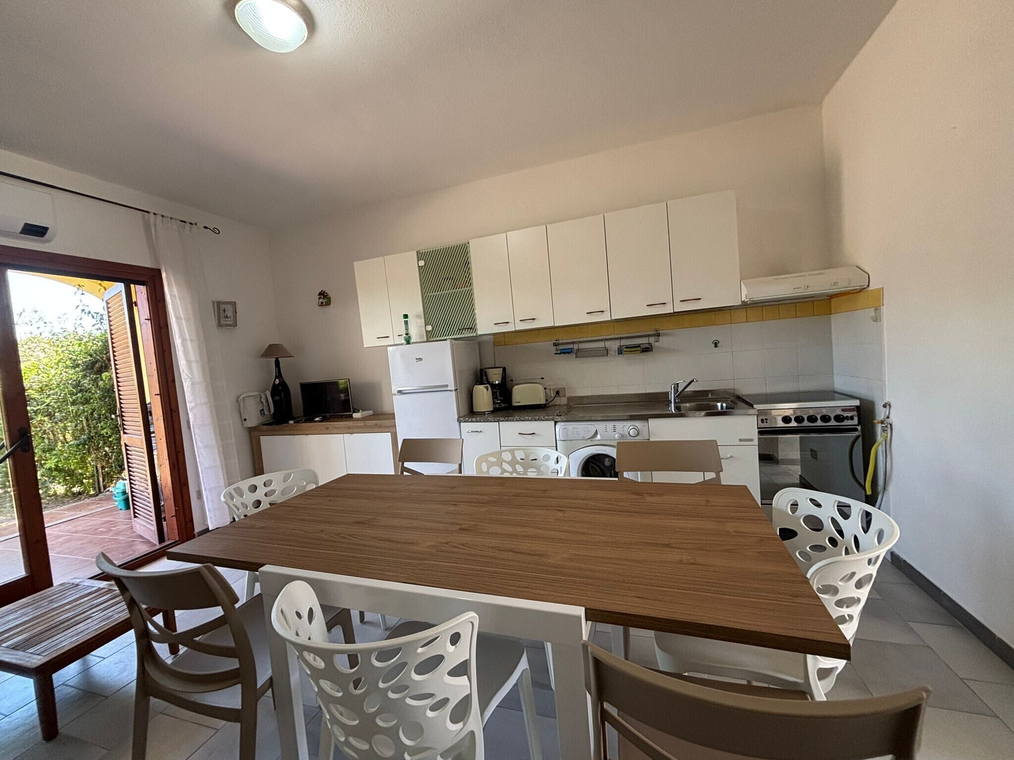 Fridge, oven, stovetop, coffee/tea maker