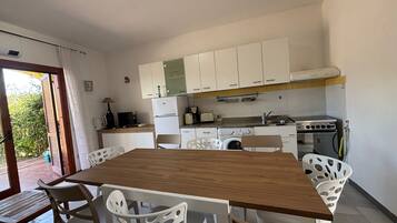 Geladeira, fogão, cooktop, cafeteira/chaleira