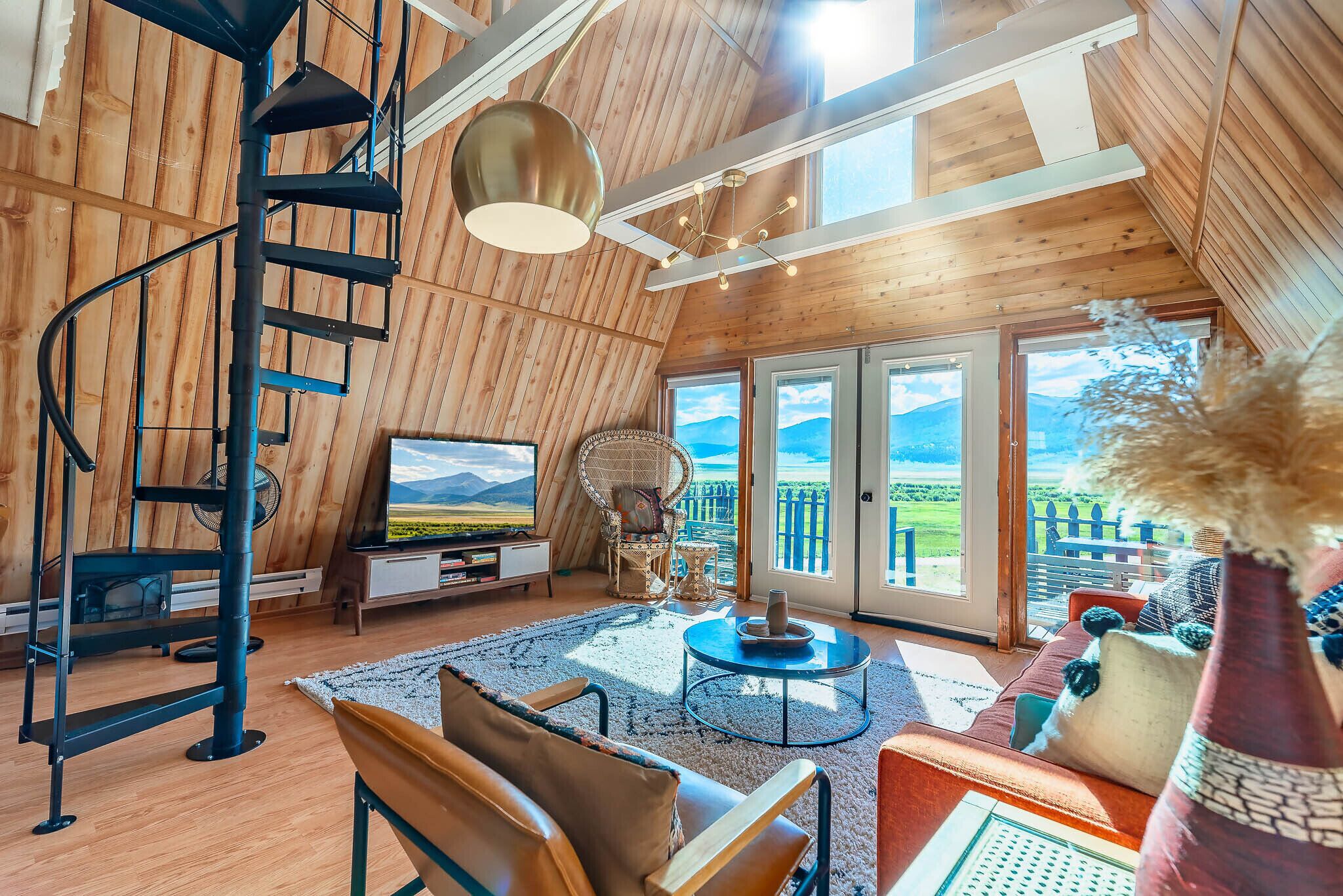 Smart TV, chimenea y libros 