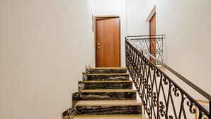 A staircase with marble steps and a wooden door at the top. - Apartment 'Casa Rimedia' with Balcony, Wi-Fi and Air Conditioning (Solanas)