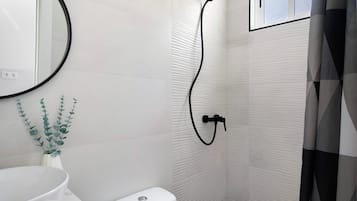 Een douche, handdoeken