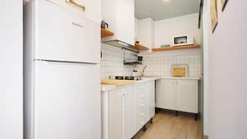 Réfrigérateur, micro-ondes, plaque de cuisson, cafetiÚre/bouilloire