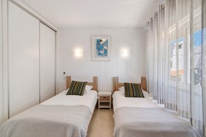 3 bedrooms, iron/ironing board, free WiFi, bed sheets - Holiday Home 'Townhouse Ramas' with Sea View, Wi-Fi and Air Conditioning (Vale do Lobo)