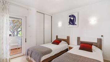 3 bedrooms, iron/ironing board, free WiFi, bed sheets