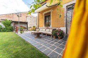 Terrace/patio - Los Aperos – Vacation Home for 10, Ciudad Real, Private Garden (Santibáñez de Valcorba)