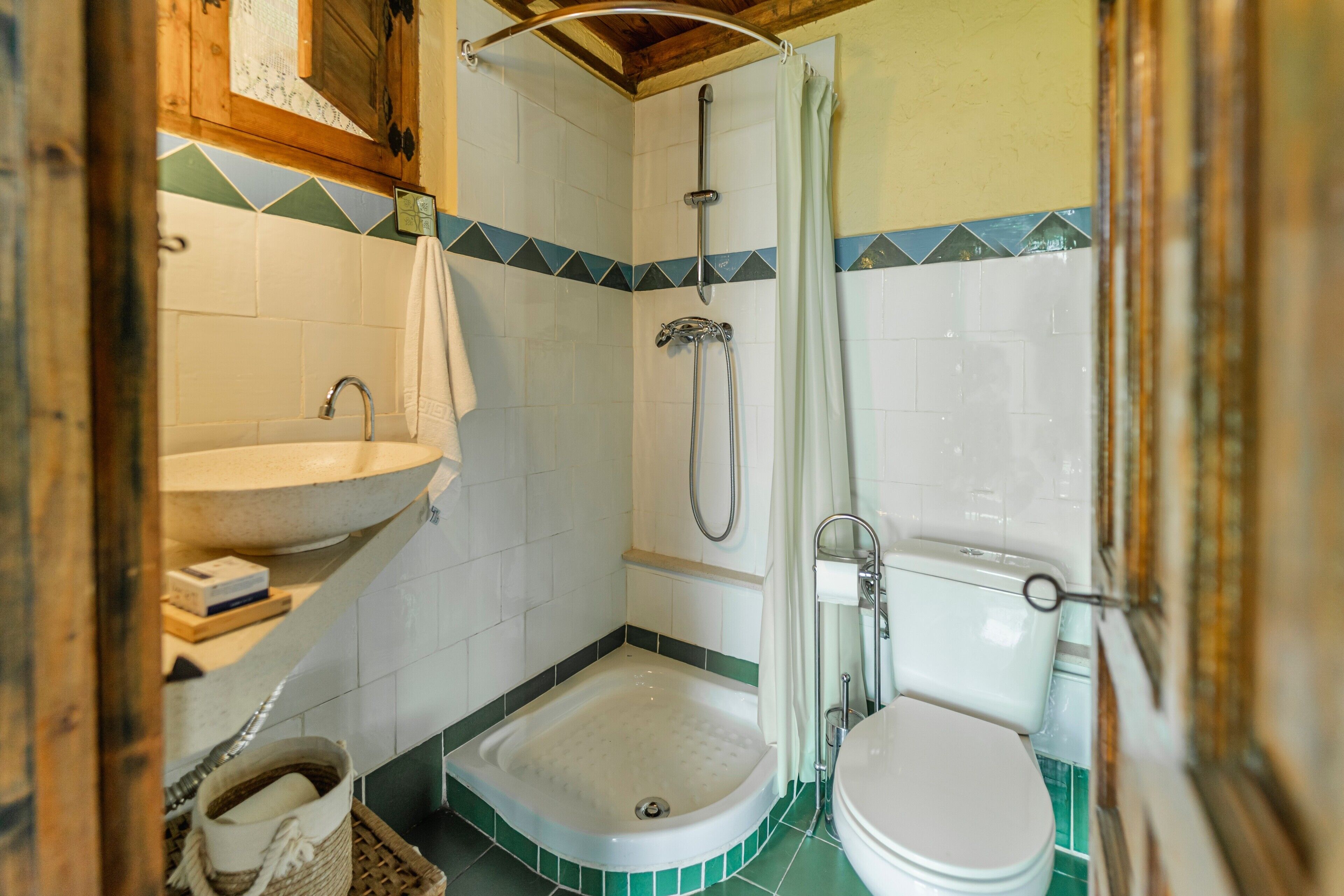Une salle de bain équipée d’une baignoire, d’une douche, de toilettes et d’un lavabo.
