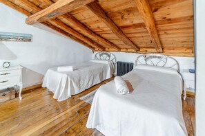 3 bedrooms, bed sheets - Los Aperos – Vacation Home for 10, Ciudad Real, Private Garden (Santibáñez de Valcorba)