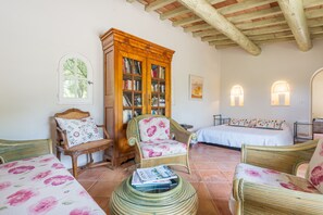 1 dormitorio, tabla de planchar con plancha, wifi y ropa de cama