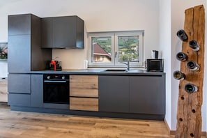 Fridge, microwave, oven, stovetop - Apartment 'Penthouse -  Venosta' with Mountain View, Balcony and Wi-Fi (Naturno)