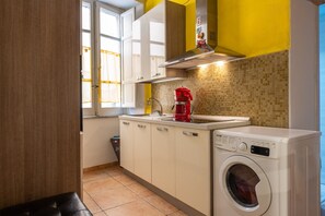 Fridge, oven, stovetop, coffee/tea maker