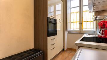 Fridge, oven, stovetop, coffee/tea maker