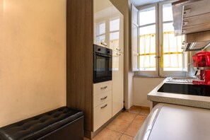 Fridge, oven, stovetop, coffee/tea maker