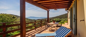 Apartment 'Casa Ulivo' with Sea View, Wi-Fi and Air Conditioning
