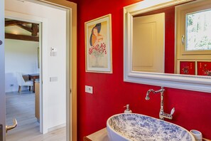 Regadera, amenidades de baño gratuitas, secadora de cabello, toallas 