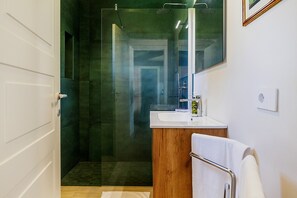 Dusche, kostenlose Toilettenartikel, Haartrockner, Handtücher