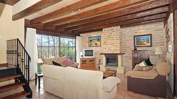 Een open haard, een dvd-speler en een tafeltennistafel