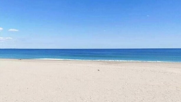 A beach with a clear sky and calm sea. - Apartment 'Mar de Laura' with Shared Pool, Private Terrace, and Shared Garden (Miami Playa)