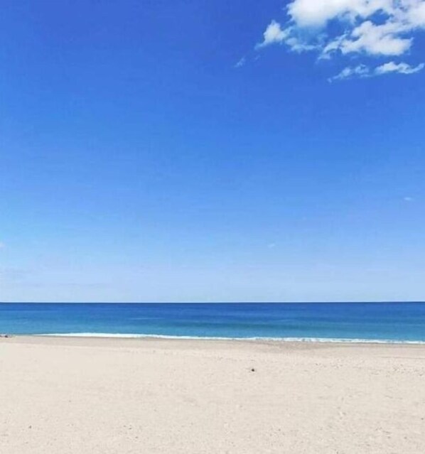 På stranden