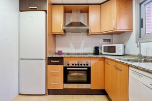 Frigorífico, microondas, horno y placa de cocina