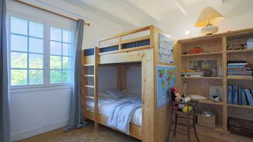 4 bedrooms, iron/ironing board, free WiFi, bed sheets