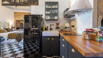 Een koelkast, een magnetron, een oven, een kookplaat