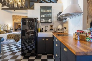 Een koelkast, een microgolfoven, een oven, een kookplaat
