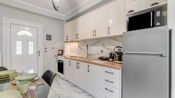 Kühlschrank, Ofen, Herdplatte, Wasserkocher mit Kaffee-/Teezubehör