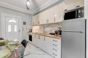 Fridge, oven, stovetop, coffee/tea maker